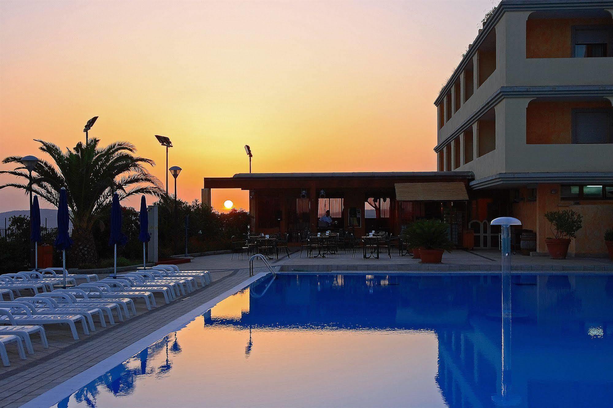 Borgo Saraceno Hotel-Residence サンタ・テレーザ・ガッルーラ エクステリア 写真
