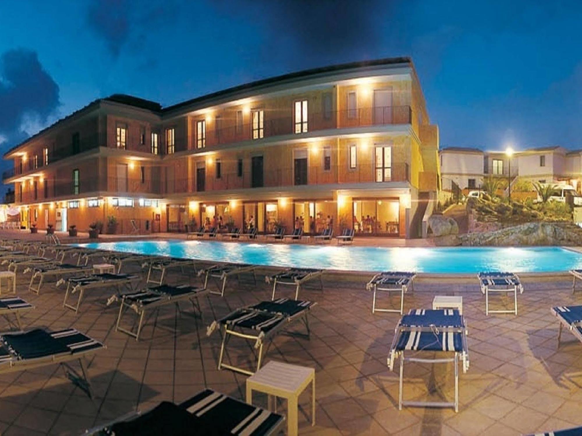 Borgo Saraceno Hotel-Residence サンタ・テレーザ・ガッルーラ エクステリア 写真